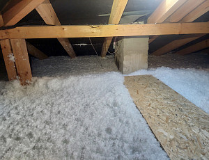 Zateplení stropu patrového rodinného domu pomocí foukané izolace